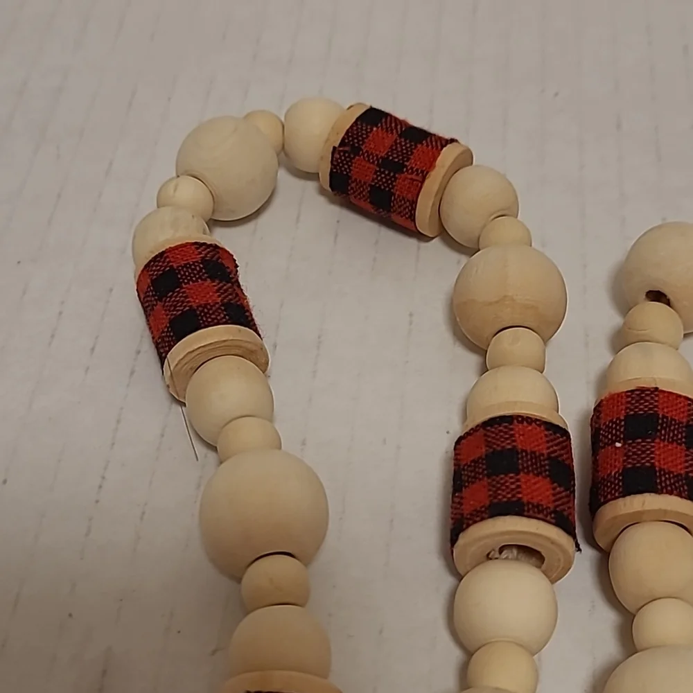NWOT Holiday Time Natural Wood and Plaid Bead Garland